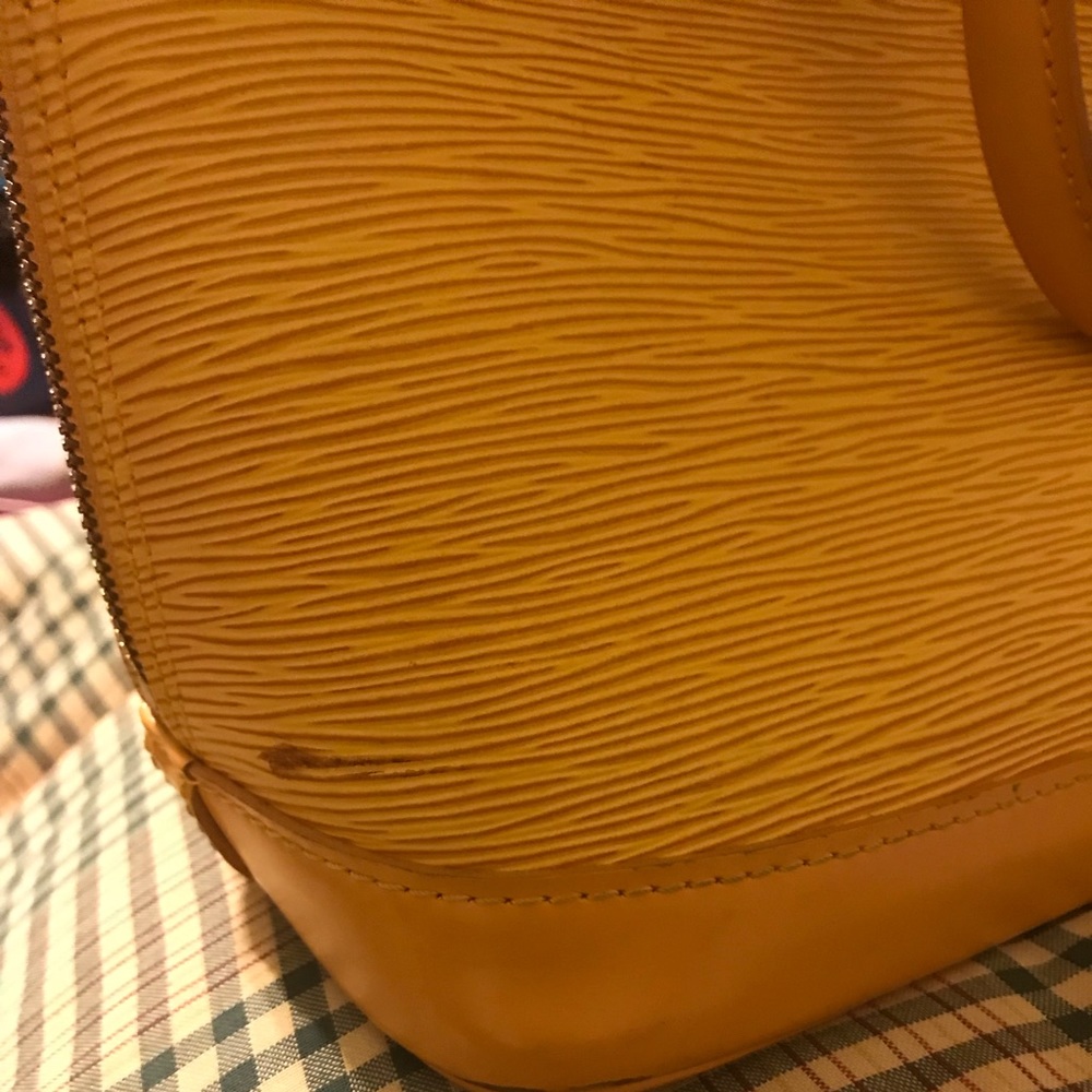 SOLD*Authentic Louis Vuitton yellow alma handbag - Picture 4 of 8